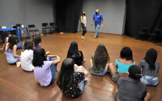 Entre os cursos estão aulas de canto, violão, flauta, karatê, futsal, break dance, teatro, inglês e reforço escolar para estudantes do 1º ao 4º ano