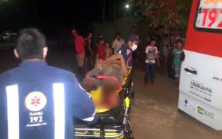 Vítima foi socorrida e encaminhada ao hospital.