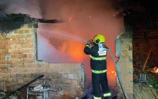 Bombeiros combateram e controlaram o fogo.