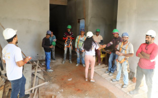 As equipes do Centro de Referência em Saúde do Trabalho percorreram 16 obras, dentre os locais estava uma construção na Rua Santa Cruz esquina com Avenida Tocantins.