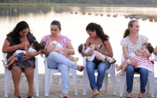 De acordo com os profissionais envolvidos na ação, o objetivo é sanar dúvidas e orientar que a amamentação começa no pré-natal.