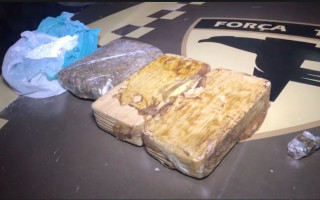 Droga estava escondida no veículo. 