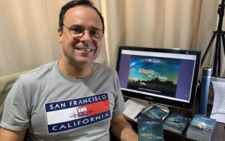 Leonardo Luiz Ludovico Póvoa, poeta brasileiro, já tem oito livros publicados. 