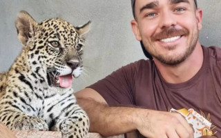 Veterinário ao lado da onça Cantão.