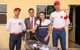  Os alunos-soldados Bringel e Umbuzeiro com os pais e a criança atendida.
