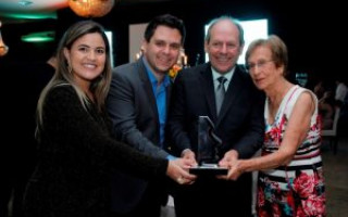 Acompanhado da nora, Cândida Pires Pereira, do filho Tiago Dimas e da mãe, Dona Neide Maria, Ronaldo Dimas comemorou a homenagem recebida