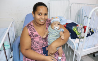 A mãe de Ravi, Waldirene Ferreira, destacou a acolhida que recebeu dos profissionais do HMA e os cuidados durante o tratamento