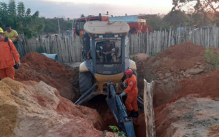 Socorristas tentam localizar corpo de homem soterrado