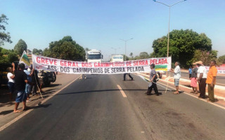Garimpeiros interditam rodovia BR-153