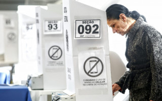 Aparelho deverá ser deixado na mesa receptora