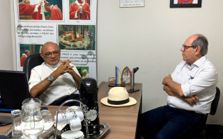 Ronaldo Dimas durante visita ao arcebispo Dom Pedro Brito Guimarães