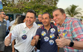 Candidato ao Senado Carlos Amastha durante adesivaço em Araguaína 