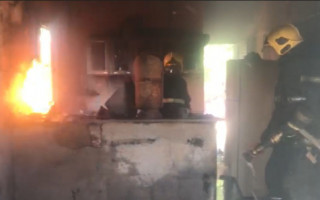 Bombeiros estiveram no local para combater o incêndio.
