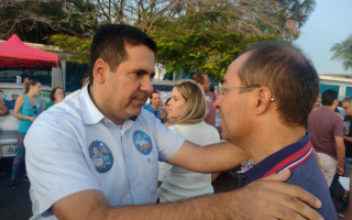 Candidato a deputado estadual, Marcus Marcelo participa de adesivaço de Dimas na Via Lago.