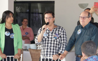 Dimas durante café da manhã com engenheiros e professores de artes marciais.