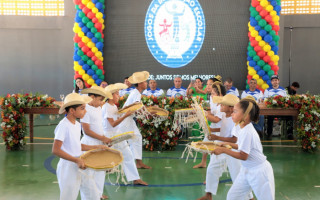 A cerimônia de abertura foi realizada no ginásio da Escola Municipal Domingos de Sousa Lemos com apresentações de danças.