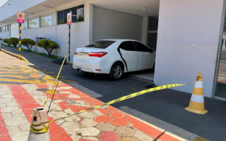 Carro abandonado em frente ao HDO em Araguaína 