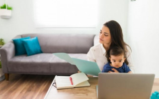 A sociedade julga mais as mães solteiras do que os pais ausentes.