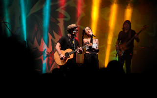 Artistas da banda Melim foram os terceiros da noite a subirem no palco.