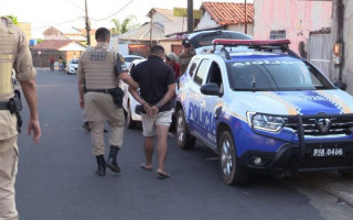 Suspeitos abordados sendo conduzidos à Central de Flagrantes. 