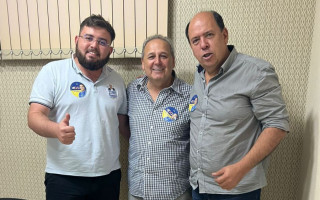 Candidato a deputado estadual Gipão (direita) e o suplente de senador de Carlos Amastha, Adir Gentil (centro)