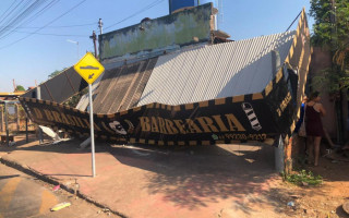 Moto bateu fortemente contra uma coluna de concreto que sustentava uma área. 