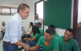 Funcionários de empresas demonstraram insatisfação com os ônibus sujos, velhos e redução da frota. 