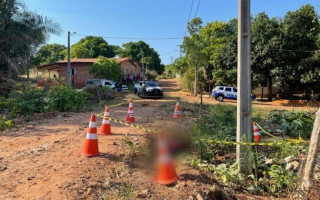 Vítima foi encontrada em frente um terreno baldio. 