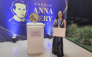 Enfermeira Denize Moreira Gomes recebe o Prêmio Anna Nery 2022