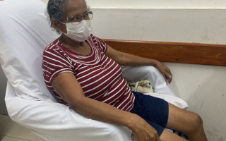 Maria Alves de Almeida está na unidade acompanhando a filha e aprovou o conforto da poltrona.