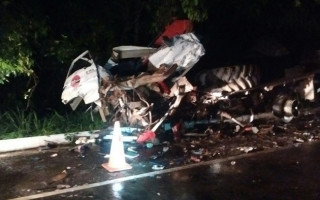 Caminhões colidiram de frente e deixaram três mortos.