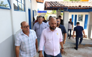 O secretario executivo Edinho Fernandes acompanhando o andamento de obras na Regional de Araguaína