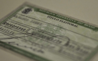 Eleitores tem até quinta-feira, 22, para solicitar 2ª via impressa do título de eleitor.
