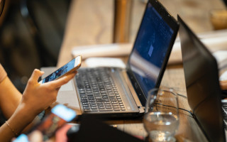 Quando há muitos aparelhos conectados a uma mesma rede Wi-Fi, haverá oscilaçã