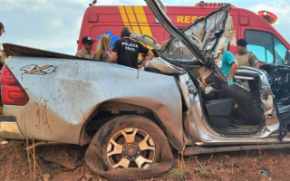 Casal que ocupava a camionete precisou ser desencarcerado pelos bombeiros militares