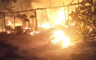 Casa de palha e madeira foi destruída pelas chamas