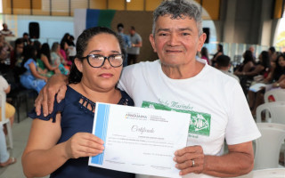 Lázara e o marido Adão celebraram juntos a conquista dela com o certificado de conclusão do curso de Pintura em Tecido.