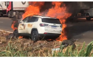 Carro foi destruído pelo fogo em Araguaína 