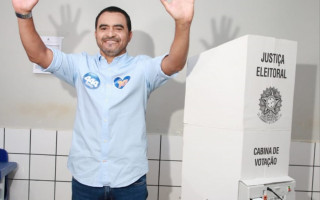Wanderlei Barbosa na cabine de votação 