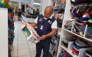 Equipe da Agência de Metrologia durante ação fiscalizatória em estabelecimentos comerciais.