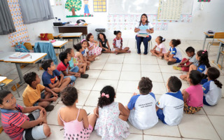 A Maleta Itinerante é levada para a casa dos alunos, onde os pais organizam um horário do dia para explorar o material.