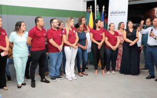 O prefeito chamou à frente a equipe de atendimento da unidade para agradecer o trabalho e pedir ainda mais acolhimento aos pacientes.