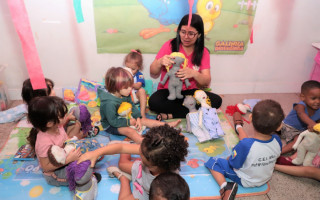 Profª Maria de Fátima resgatou antigas brincadeiras nas turmas do maternal 1