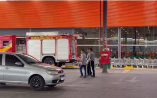 Corpo de Bombeiros encaminhou uma unidade de combate a incêndio ao Atacadão. 