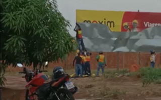 Mototaxistas retiram outdoor de empresa de aplicativo recém chegada em Araguaína. 