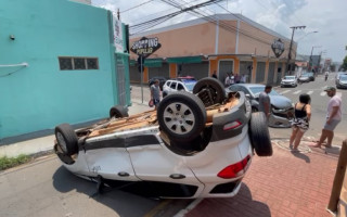 Acidente aconteceu no cruzamento da rua Santa Cruz com a Falcão Coelho. 