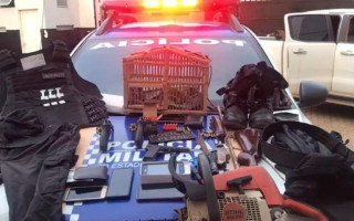 Armas, munição, e objetos apreendidos pela polícia.