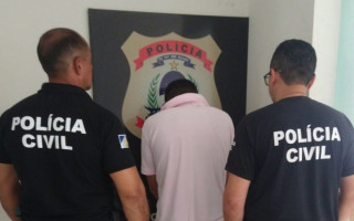 O indivíduo foi preso em flagrante e autuado pelos crimes de posse irregular de arma de fogo e tráfico de drogas.