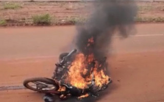 Moto pegou fogo após o acidente e ficou completamente destruída. 
