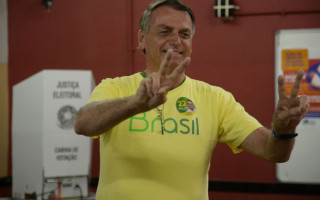  Jair Bolsonaro votou  numa escola municipal, na Vila Militar, no Rio de Janeiro